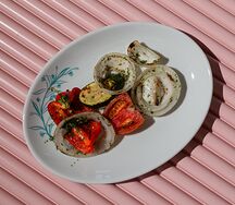 Овощи гриль с соусом песто