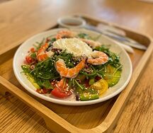 Салат с креветками и мягким сыром