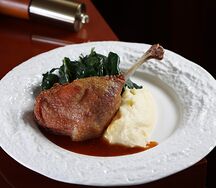 Утиная ножка конфи с картофельным кремом и жареным шпинатом