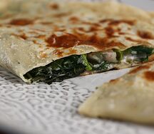 Кутаб с кавказскими травами и сулугуни