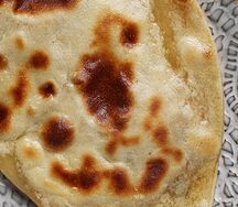 Кутаб с цыпленком, креветками и соусом цахтон