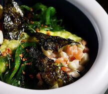 Поке с лососем, чукой и жареными нори