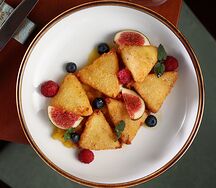 Жареный сыр Сулугуни с чатни из ананаса и маракуйи