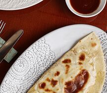Кутаб с ягненком и соусом сацебели