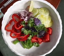 Салат из свежих овощей с ароматным маслом и соком лайма