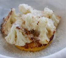 Цветная капуста с эларджи и соусом из сыворотки