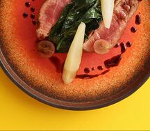Утиная грудка со шпинатом, грушей и маринованным виноградом 