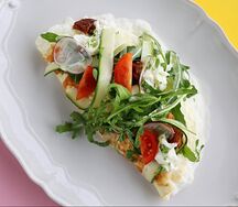 Белковый омлет с томатами и рукколой 