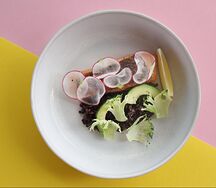 Лосось-конфи с диким рисом и цукини