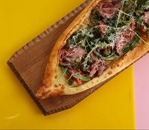 Пиде (турецкая пицца) с ростбифом, томатами и каперсами