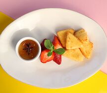 Жареный сыр с соусом из белой черешни 