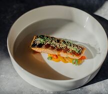 Лосось на гриле с печёным перцем