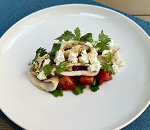 С кальмаром, розовыми томатами и сыром фета