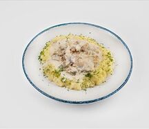 Курочка в сливочном соусе с грибами и пюре