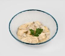 Пельмени из курочки в сливочно-грибном соусе