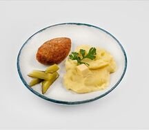 Котлета по-домашнему из курочки с пюре и огурчиком