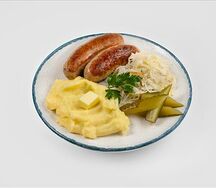 Колбаски-гриль с пюре, квашеной капустой и солеными огурчиками