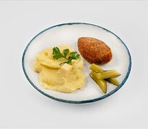 Котлета по-домашнему из свинины с пюре и огурчиком