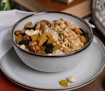 Овсяная каша с орехами и сухофруктами