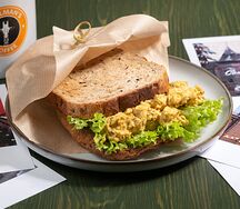 Сэндвич с курицей карри