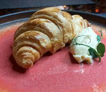 Круассан с маслом