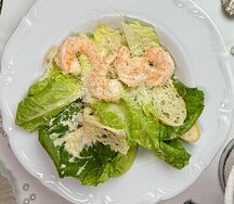 Листья Романо с копчёными креветкамии соусом из шпрот