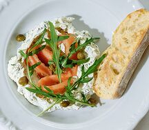 Творожный сыр с форелью собственного посола и халапеньо