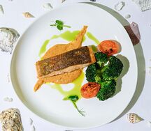 Филе форели с брокколи и сливочно-томатным песто