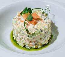 Оливье с креветкой и лососем