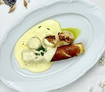 Запечённый порей с гребешком и сабайоном