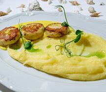 Щучьи котлеты с картофельным пюре и соусом из мидий