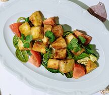 С хрустящими баклажанами и острым соусом