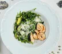 Руккола с креветками и песто