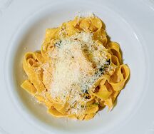 Феттуччине с креветкой, кальмаром и соусом биск