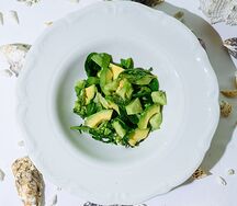 Зелёный салат с авокадо и оливковым маслом