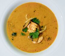 Море Ям Том Ям с креветками, мидиями и кальмаром