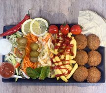 Фалафель на тарелке