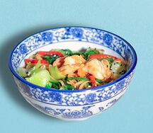 Лапша яичная с креветками и курицей