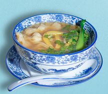 Суп с лапшой и вонтонами