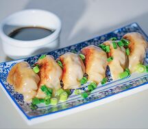 Дамплинги со свининой и капустой жареные