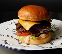 Бургер с говяжьими щечками