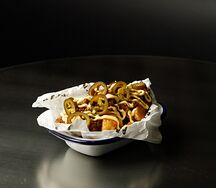 Картофель фри с говяжьим рагу и халапеньо 