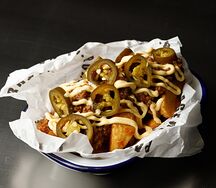 Картофельные дольки с говяжьим рагу и халапеньо 