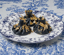 Хинкали черные с лососем и креветкой