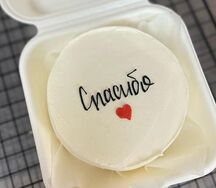 Бенто-торт с ванильным бисквитом и клубникой Спасибо