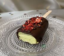 Фисташковое шоколадное муссовое пирожное эскимо на палочке (поштучно)