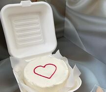 Бенто-торт Сердце с шоколадным бисквитом и вишнёвой начинкой