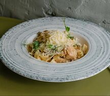 Феттуччине с куриной грудкой и грибами