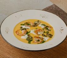 Крем-суп с тыквой, креветками и страчателлой
