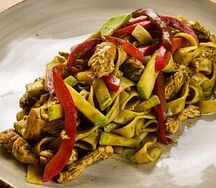 Тальятелле с индейкой и овощами в соусе из шпината